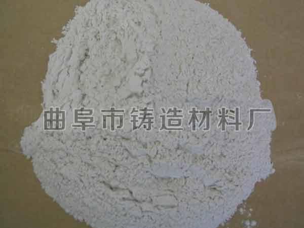 醇基镁砂粉涂料中含有一定量的SiO2，在浇注过程中容易与涂料中的其余物质反应
