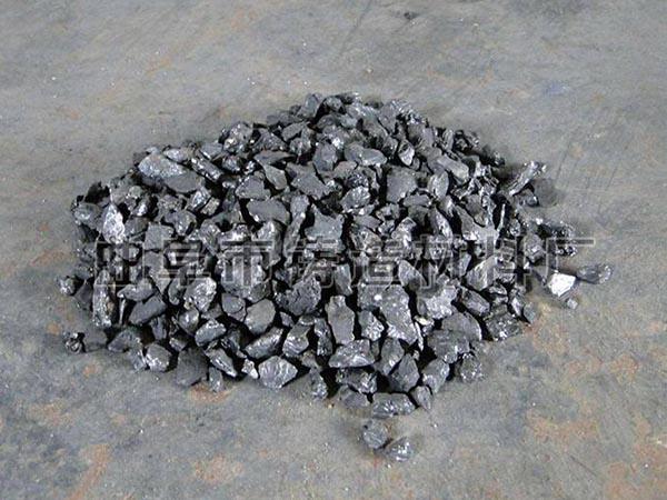 石墨增碳剂属于外加炼钢、炼铁增碳原料，增碳剂是生产钢材必不可少的辅助添加剂