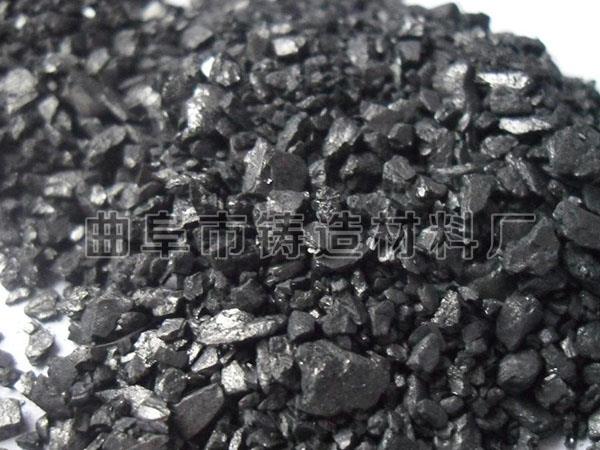 根据含碳量要求按配料比将增碳剂与金属炉料随其它配料一同加入电炉中下部位