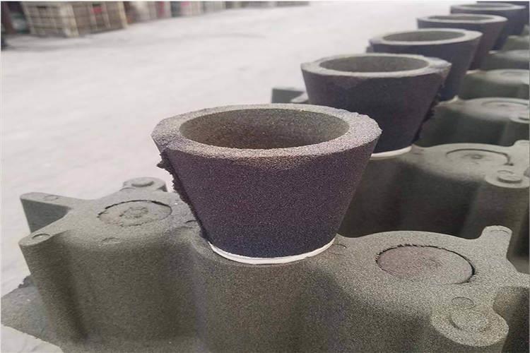 液体铸造粘结剂的粘度低，混砂时容易与砂粒混合均匀，而且混好的型砂流动性好，可以制成形状复杂的、准确反映模样表面形状的砂型和型芯
